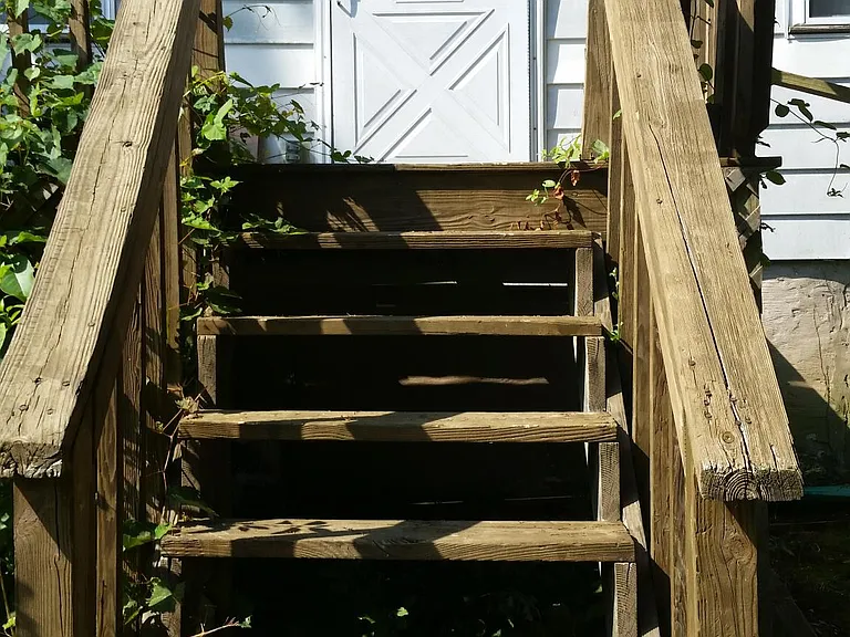 Steps to Apartment
Front Door