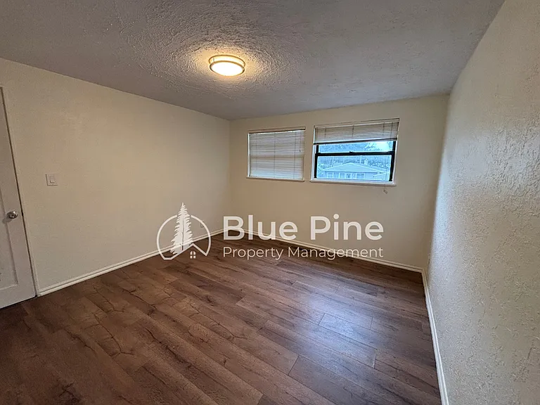 1080 Halsey St — Photo 6