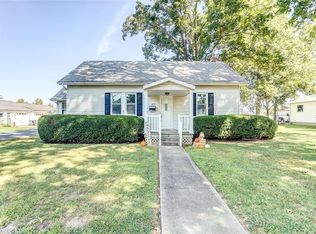809 W Maple St, Nashville, IL 62263