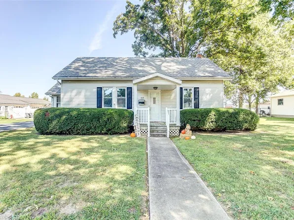809 W Maple St, Nashville, IL 62263