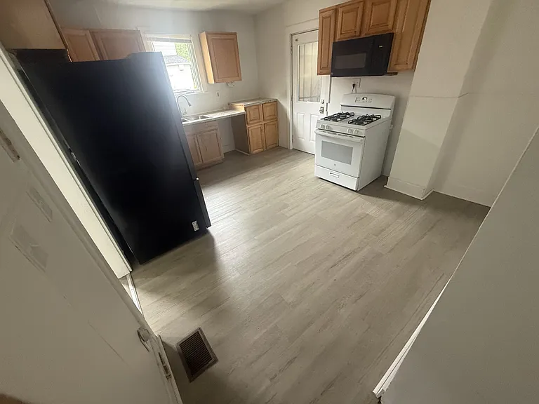 10324 Harvard Ave — Photo 4