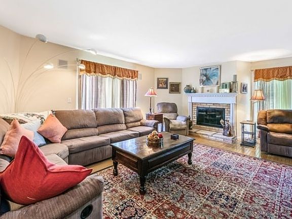 3rd image of 42 Edinborough Ct