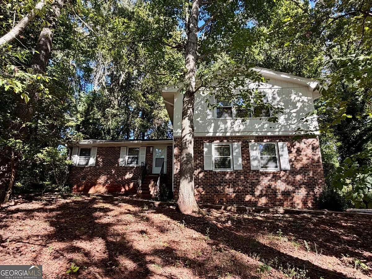 4 bed, 2.5 bath, 2020 sqft, $1,825 — Photo 2