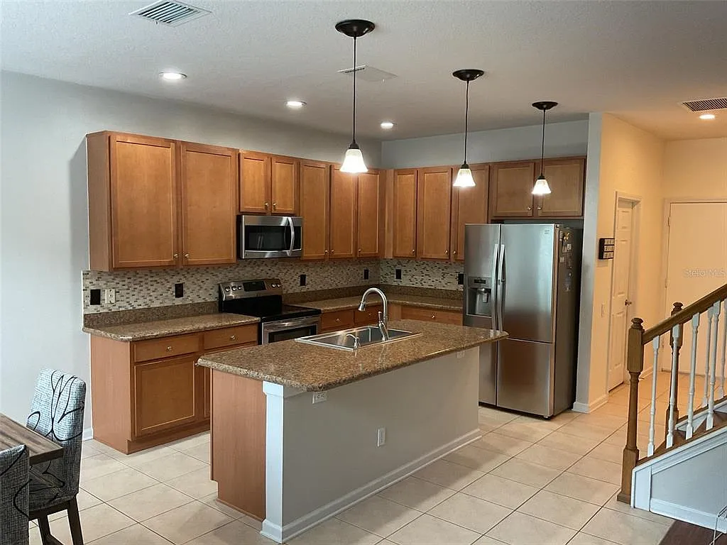 4 bed, 2.5 bath, 2665 sqft, $3,200 — Photo 3