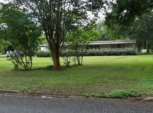 605 Flournoy St, Edna, TX 77957