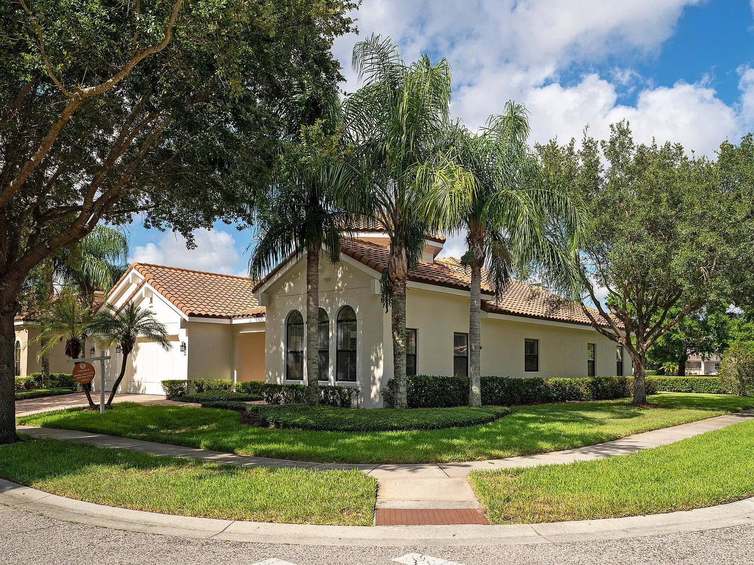 3 bed, 2.5 bath, 2985 sqft, $4,300 — Photo 3