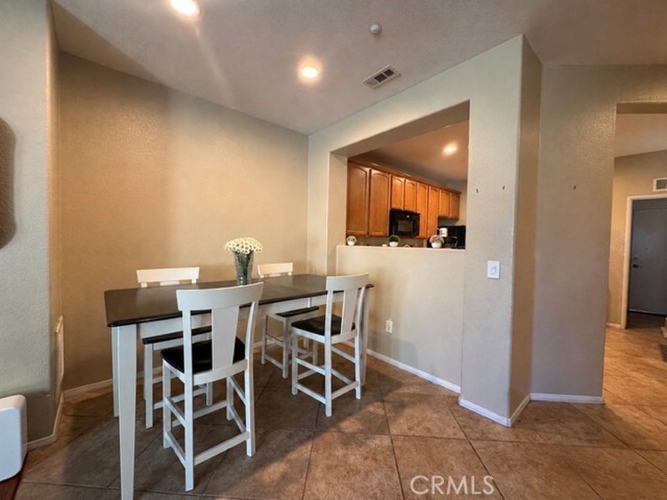 Apartment in Lake Elsinore, Riverside - View 4