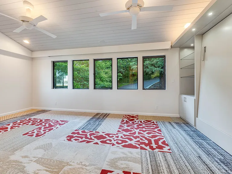 363 E Strawberry Dr — Photo 32