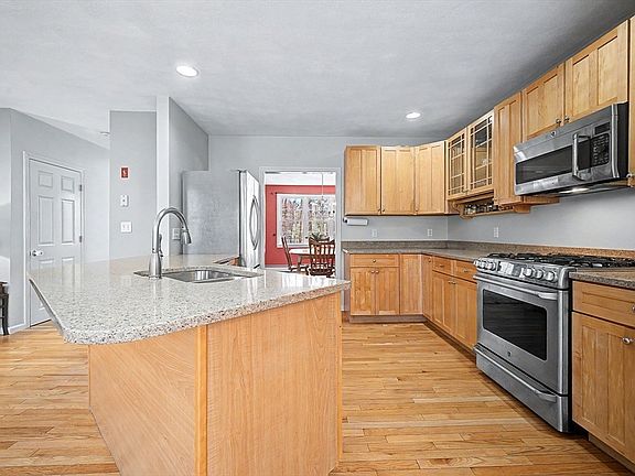 3rd image of 6 Field Pond Rd