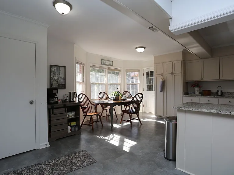 206 E Grady St — Photo 4