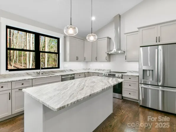 127 Quail Hollow Rd, Hendersonville, NC 28739