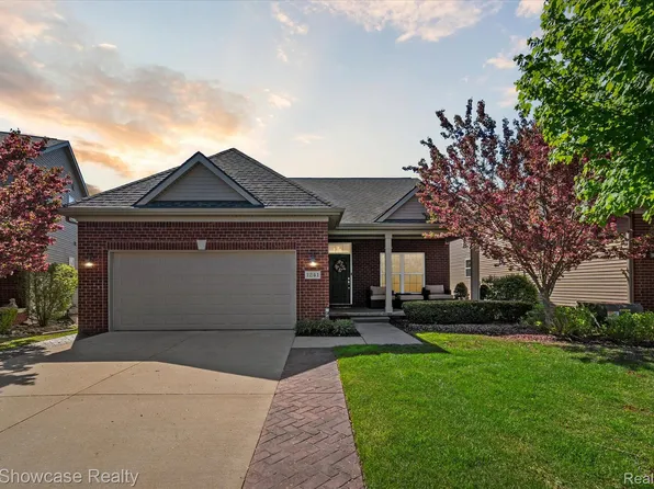 1241 Cambridge Cir, Waterford, MI 48327