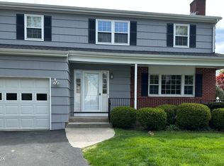 8 Griffith Rd, Riverside, CT 06878