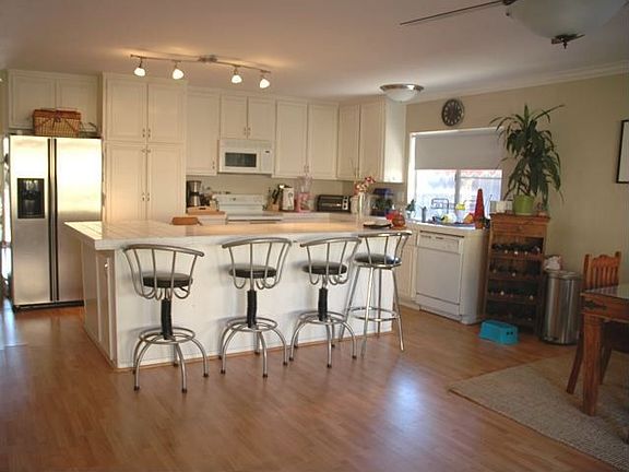 KITCHEN WITH COUNTER