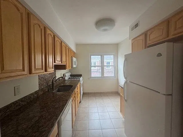 2 bed, 1.0 bath, $3,000 — Photo 2