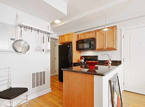 2nd image of 1124 W Wellington Ave #G