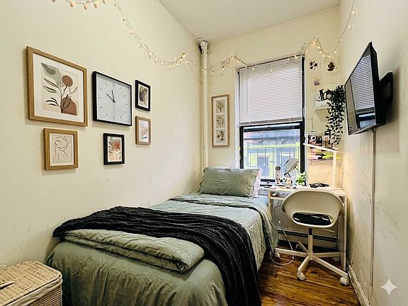 3rd image of 17 Saint Marks Pl APT 8