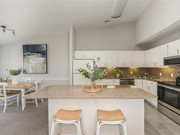 8912 Eager Rd, Saint Louis, MO 63144