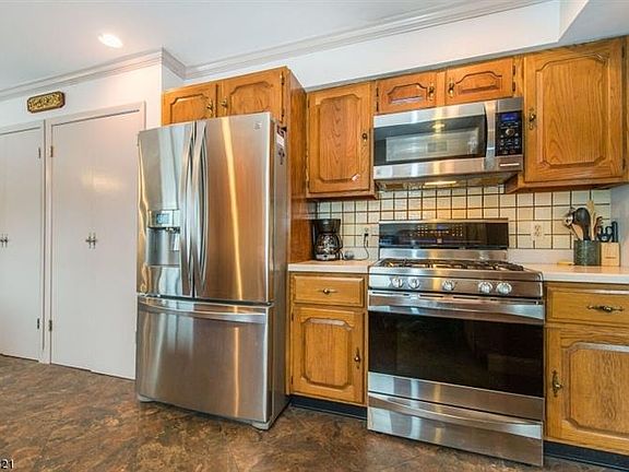 5th image of 128 Lionshead Dr W