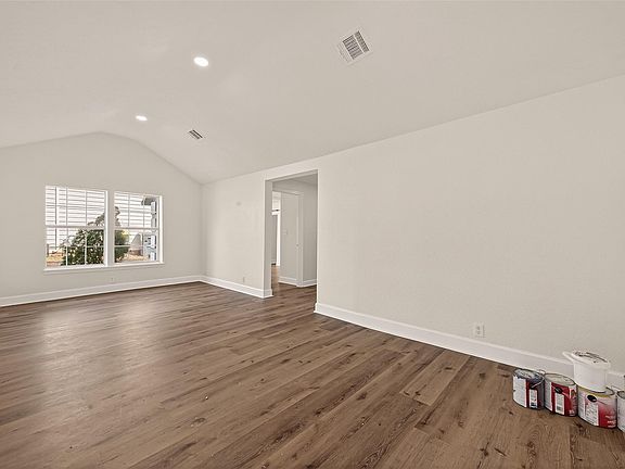 4th image of 915 W Lewis St