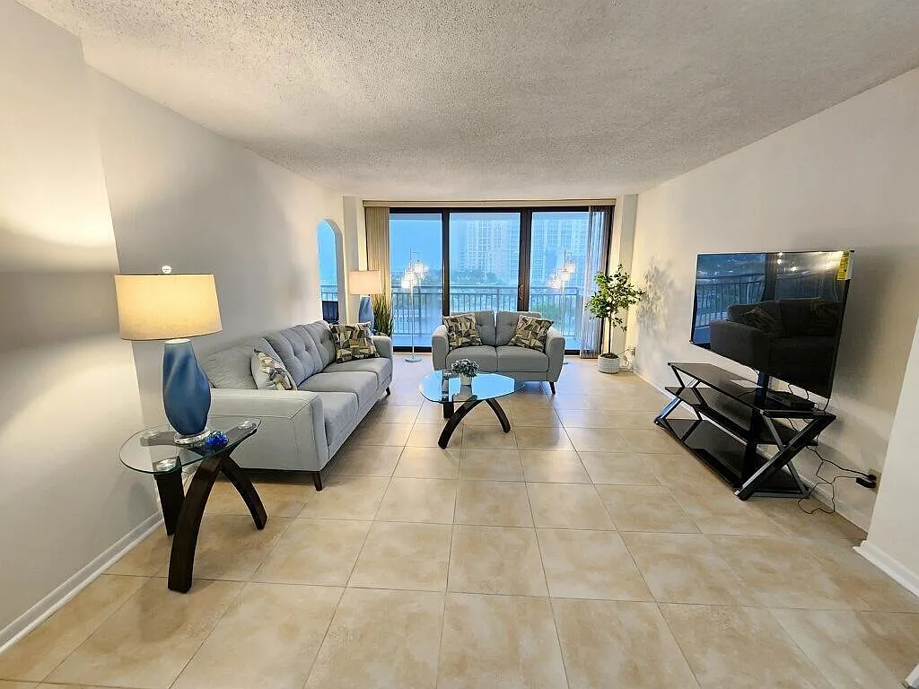 2 bed, 2.0 bath, 1460 sqft, $8,900 — Photo 3