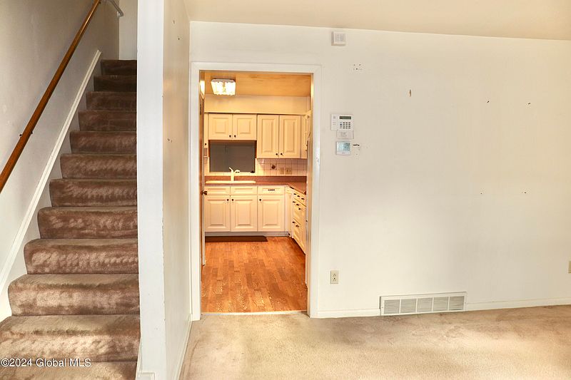 3rd image of 43 Garland Court