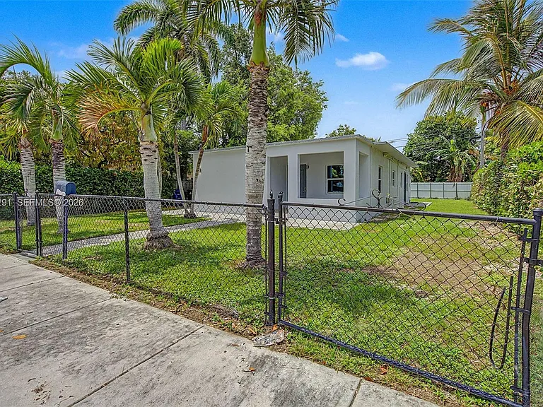5917 SW 62nd Ter — Photo 3