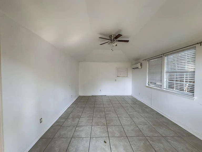 2222 Carnes St — Photo 10