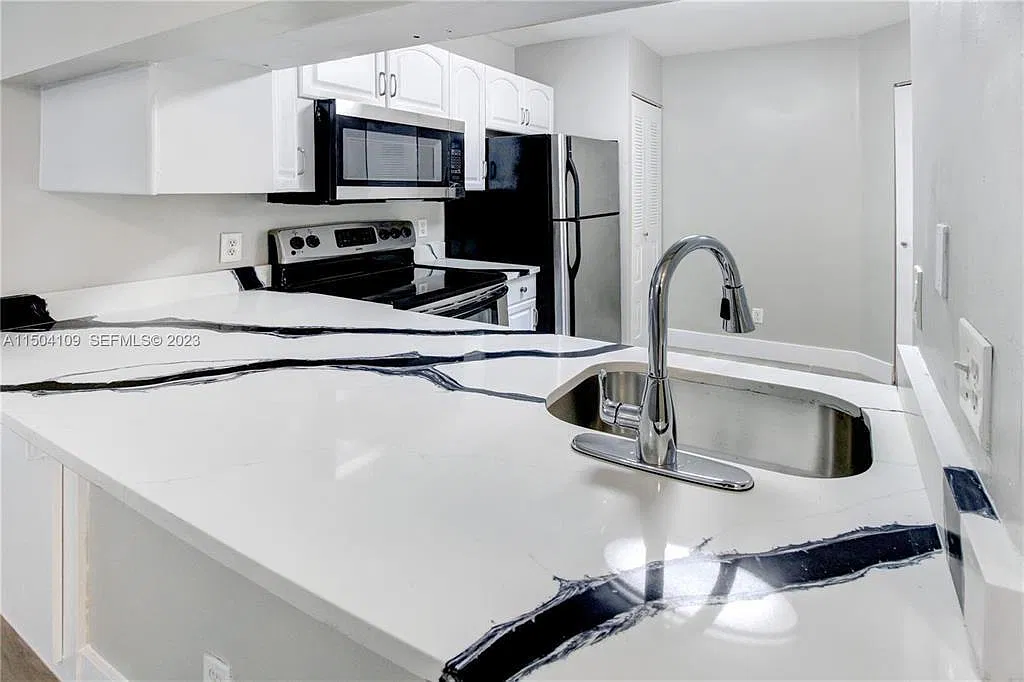 1143 Coral Club Dr — Photo 3