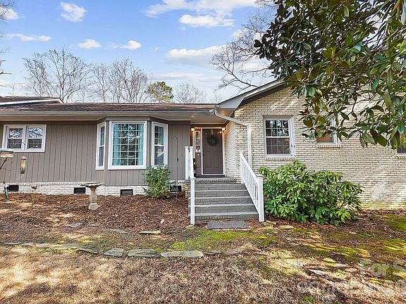 2nd image of 1577 Woodcroft Dr