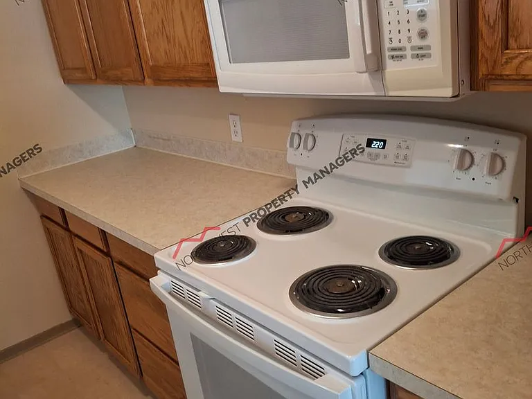 312 E Locust St — Photo 7