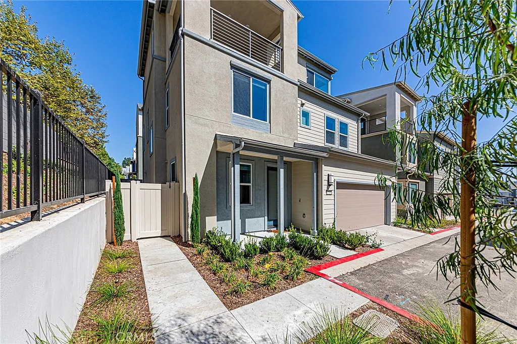 4 bed, 3.5 bath, 2535 sqft, $5,900 — Photo 1