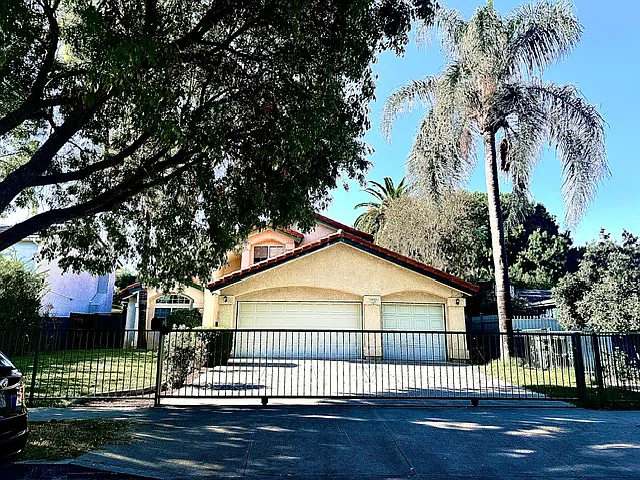 4 bed, 2200 sqft, $4,950 — Photo 2