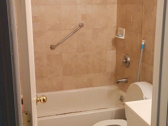 2nd image of 1340 E 70th St #Basement