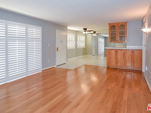 2nd image of 12801 Moorpark St Unit 112