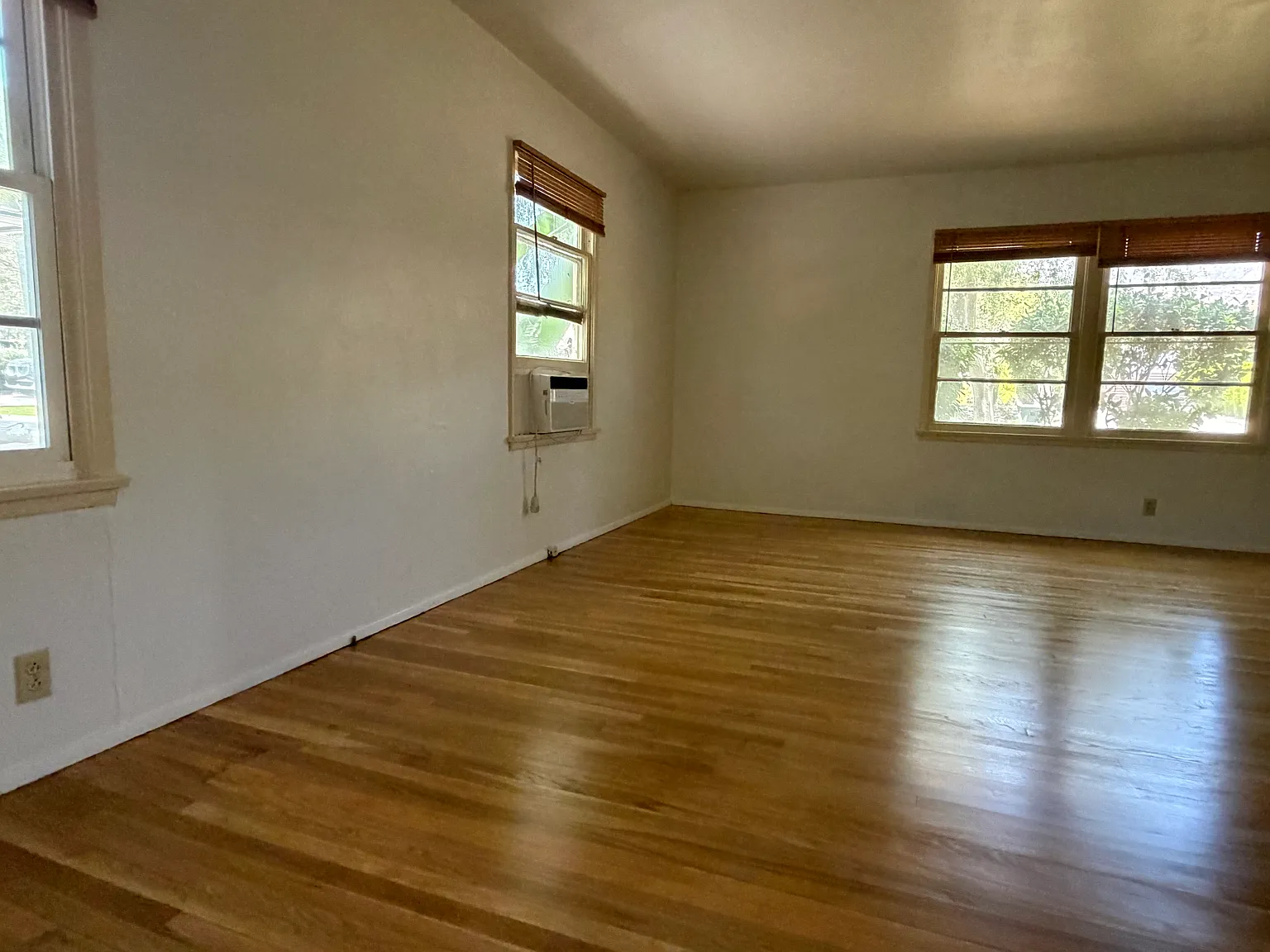 2 bed, 1000 sqft, $3,650 — Photo 3