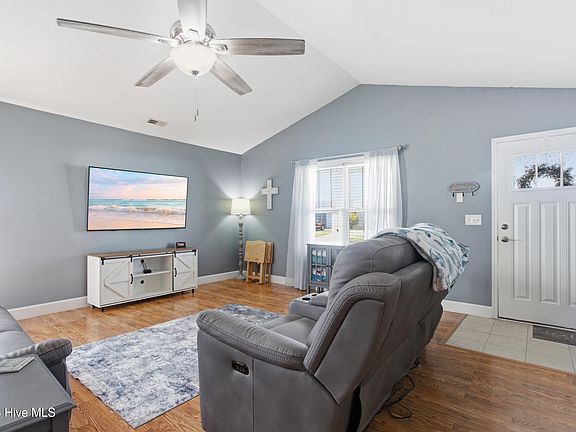 3rd image of 404 Elsmore Drive