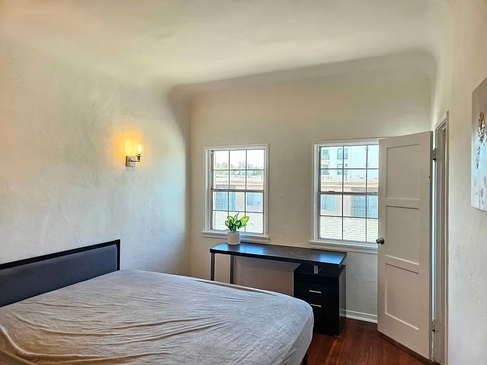 341 S Gramercy Pl — Photo 1
