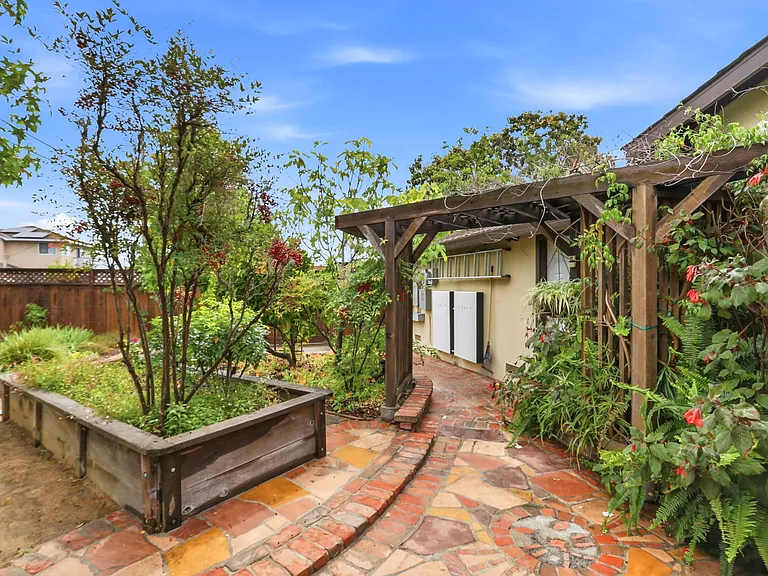 927 Lorne Way — Photo 41
