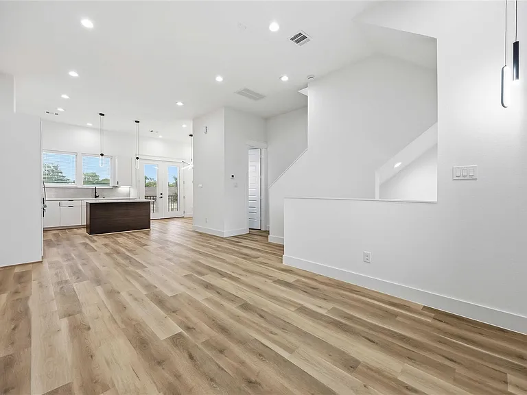 6627 Katarani Dr — Photo 10
