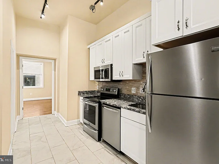 338 N Charles St — Photo 16