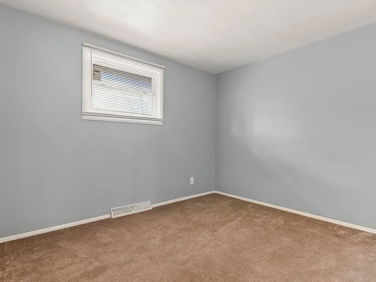 2271-2277 E Laurel St — Photo 34