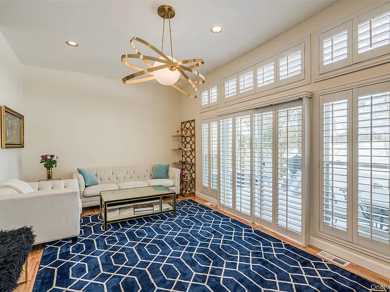100 Woodlake Dr W — Photo 10