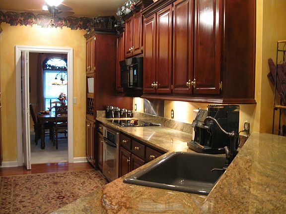 KITCHEN / GRANITE
