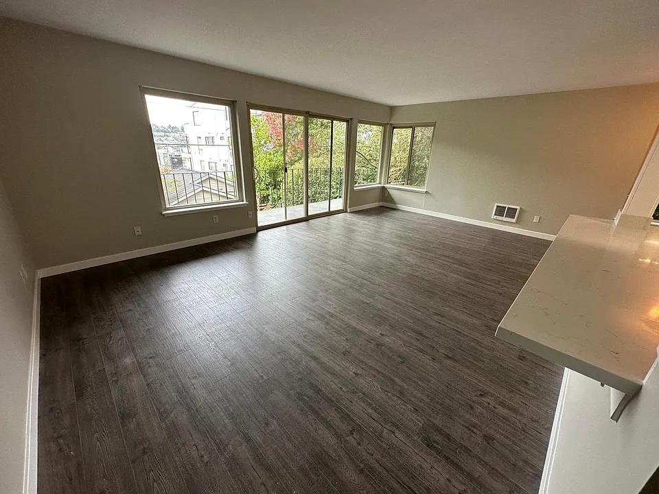2003 Franklin Ave E #203