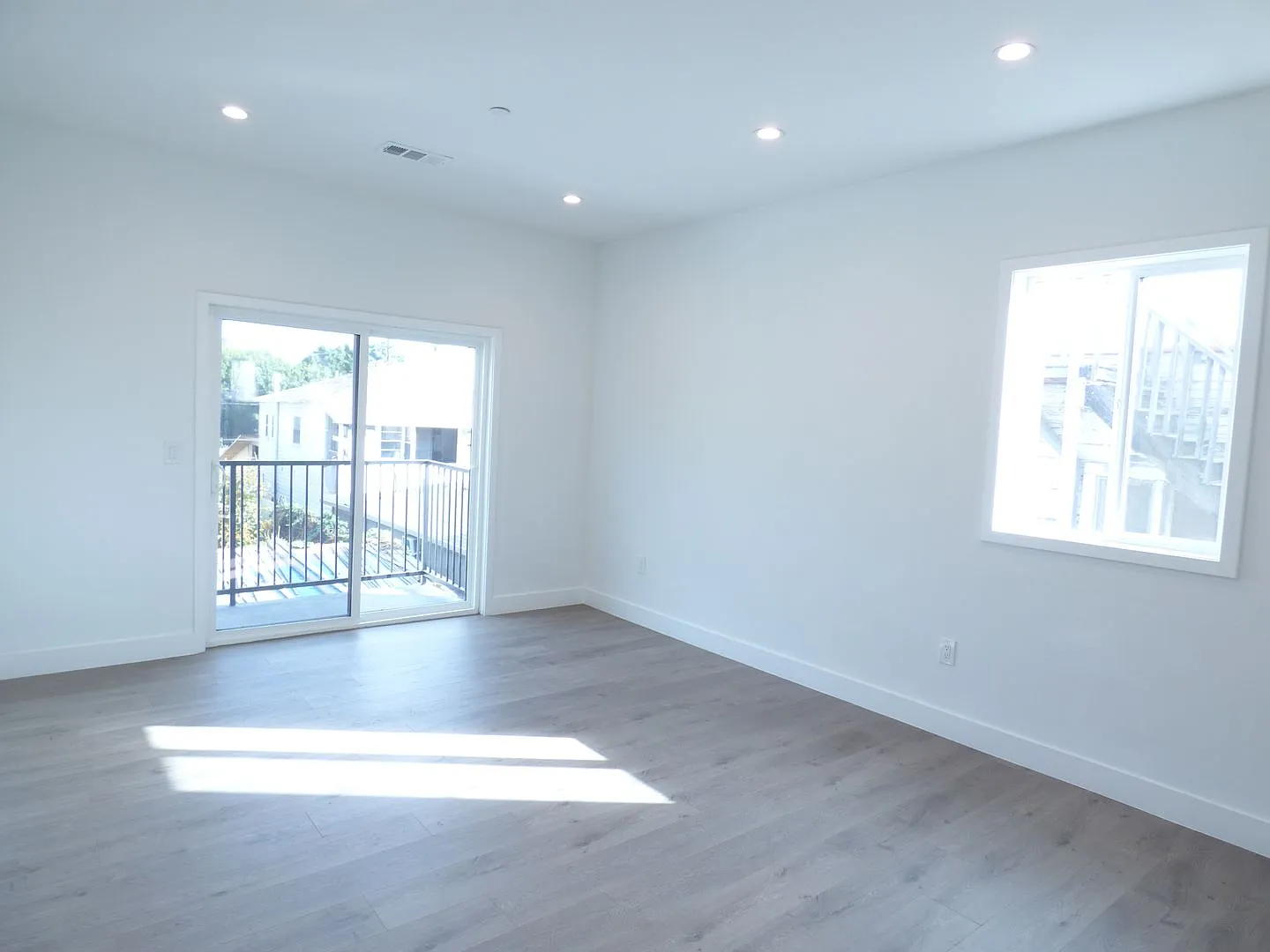 4 Bedroom Unit with 2 Car Parking! — Photo 3