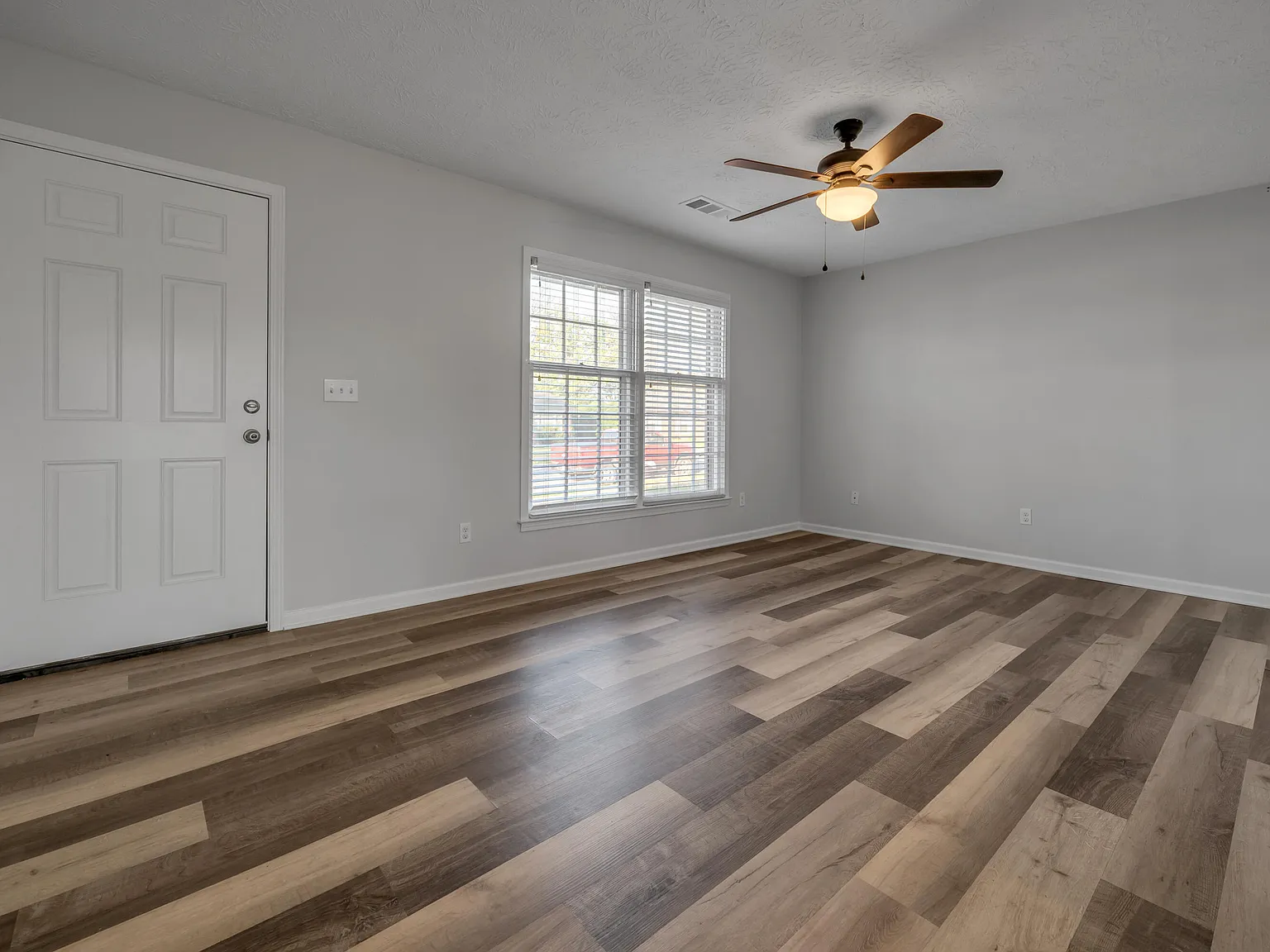 3 bed, 2.0 bath, 1175 sqft, $1,900 — Photo 3