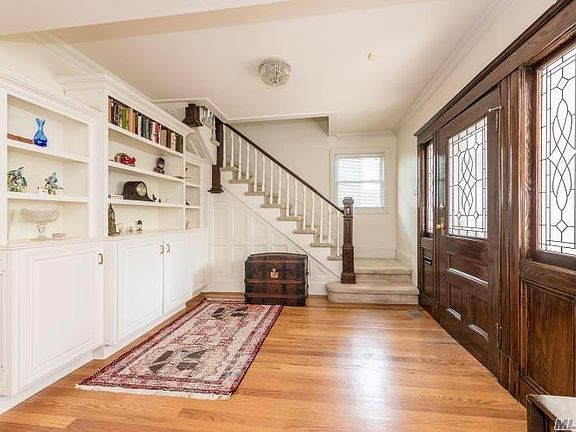 3rd image of 212 Littleworth Ln
