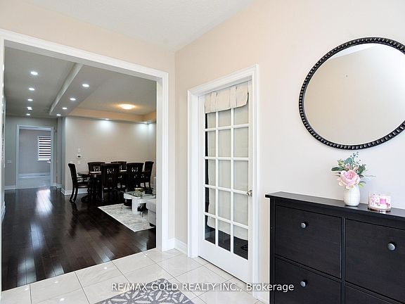 5th image of 42 Brookwater Cres