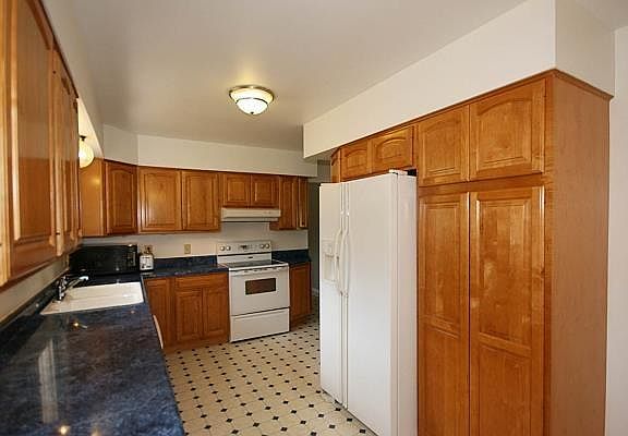 Great kitchen with newer cabinets and coutnertops